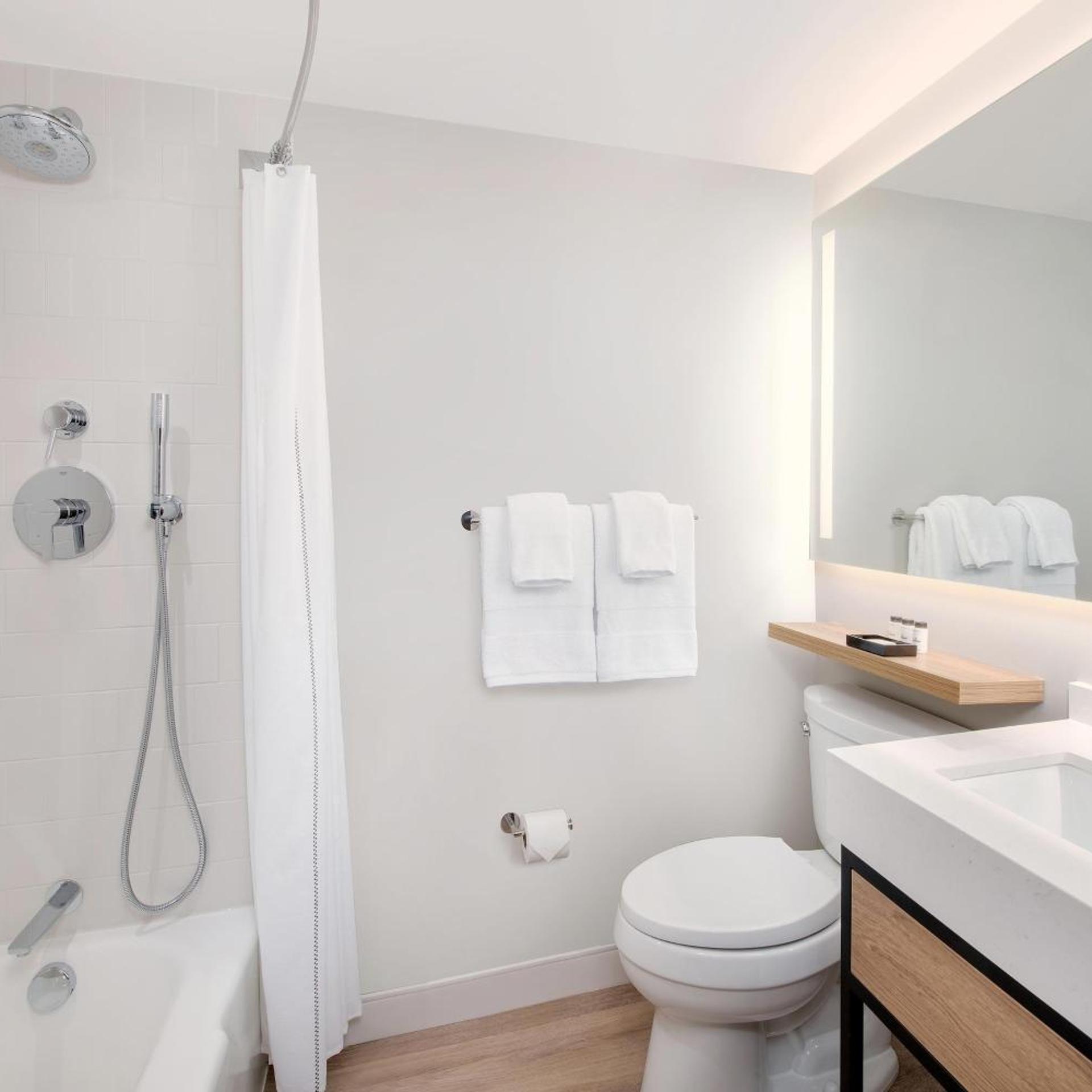 غرفة بسرير كينج بحوض استحمام لذوي الإعاقة، Sheraton Birmingham 5/10
