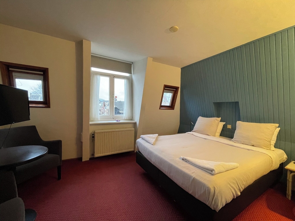 ROOM, DOUBLE BED