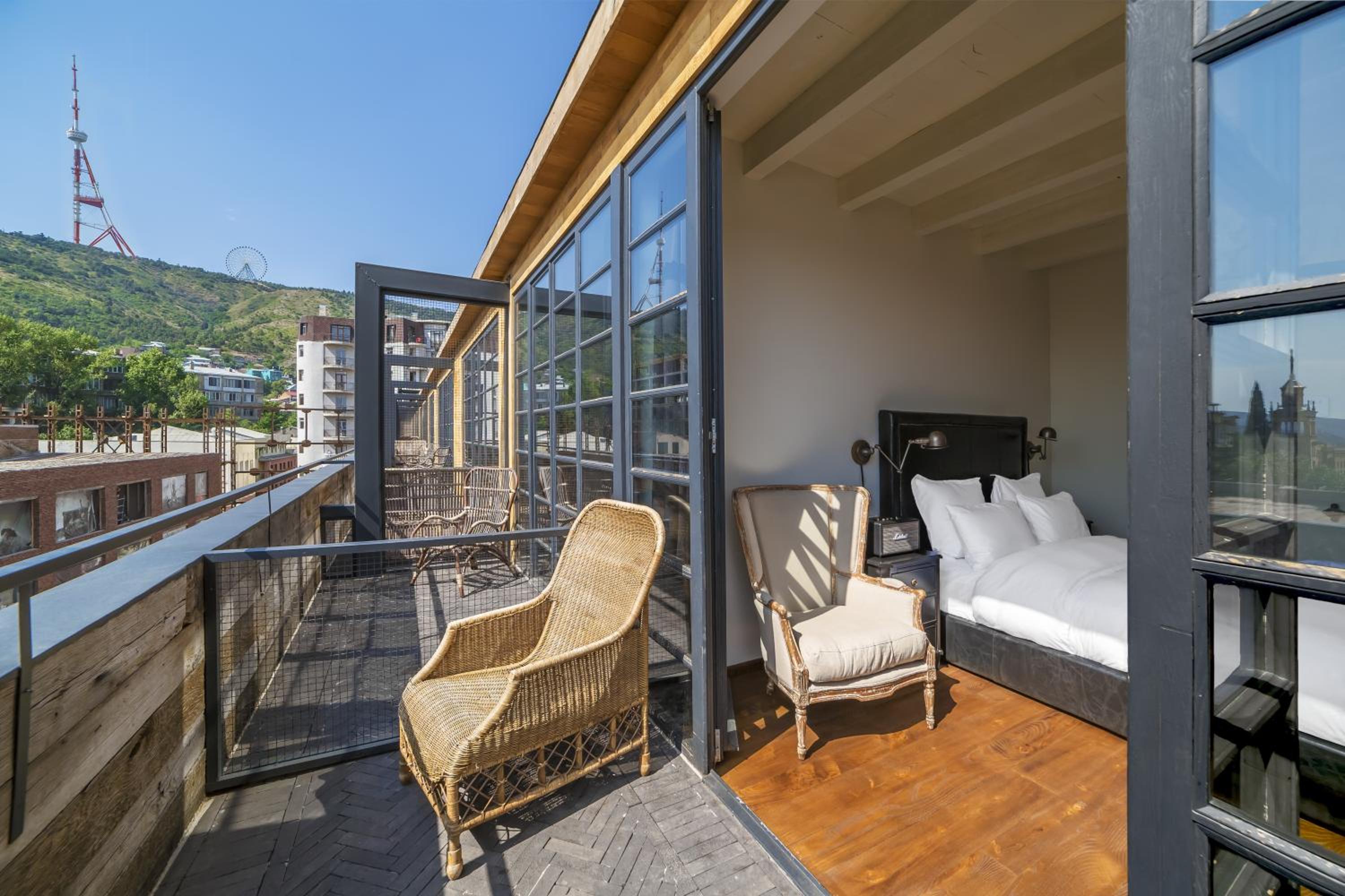 غرفة بسرير كوين بشرفة، Rooms Hotel Tbilisi 5/7