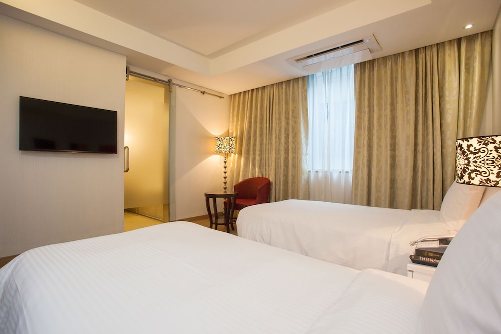 Pharos Hotel 13/68