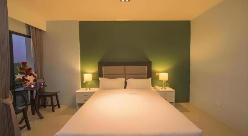 Sixty Six Place Hotel 24/42
