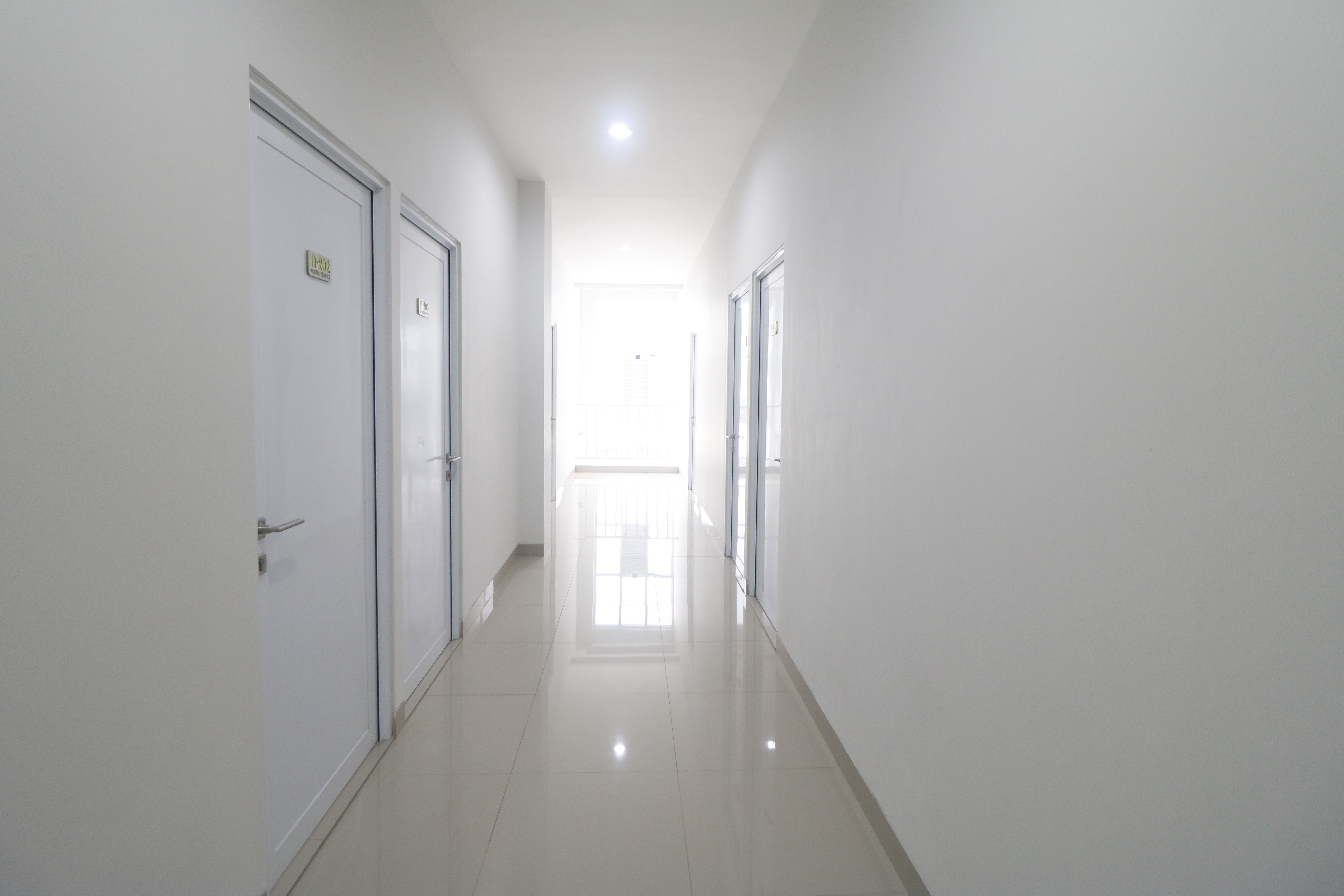 RedDoorz Plus near Living Plaza Jababeka 22/35