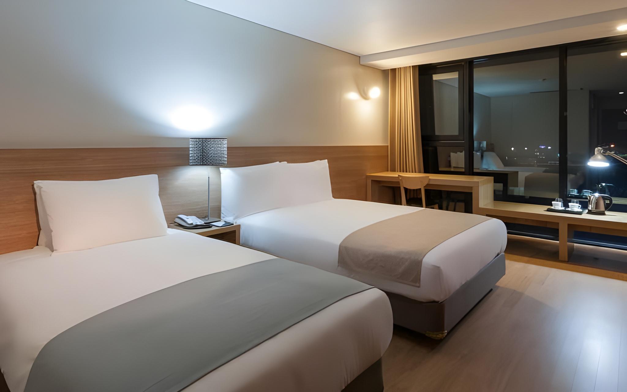 Family, Twin Beds, Disney Tower