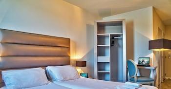 Basic, 2 Double Beds, No Air Condition, with Fan