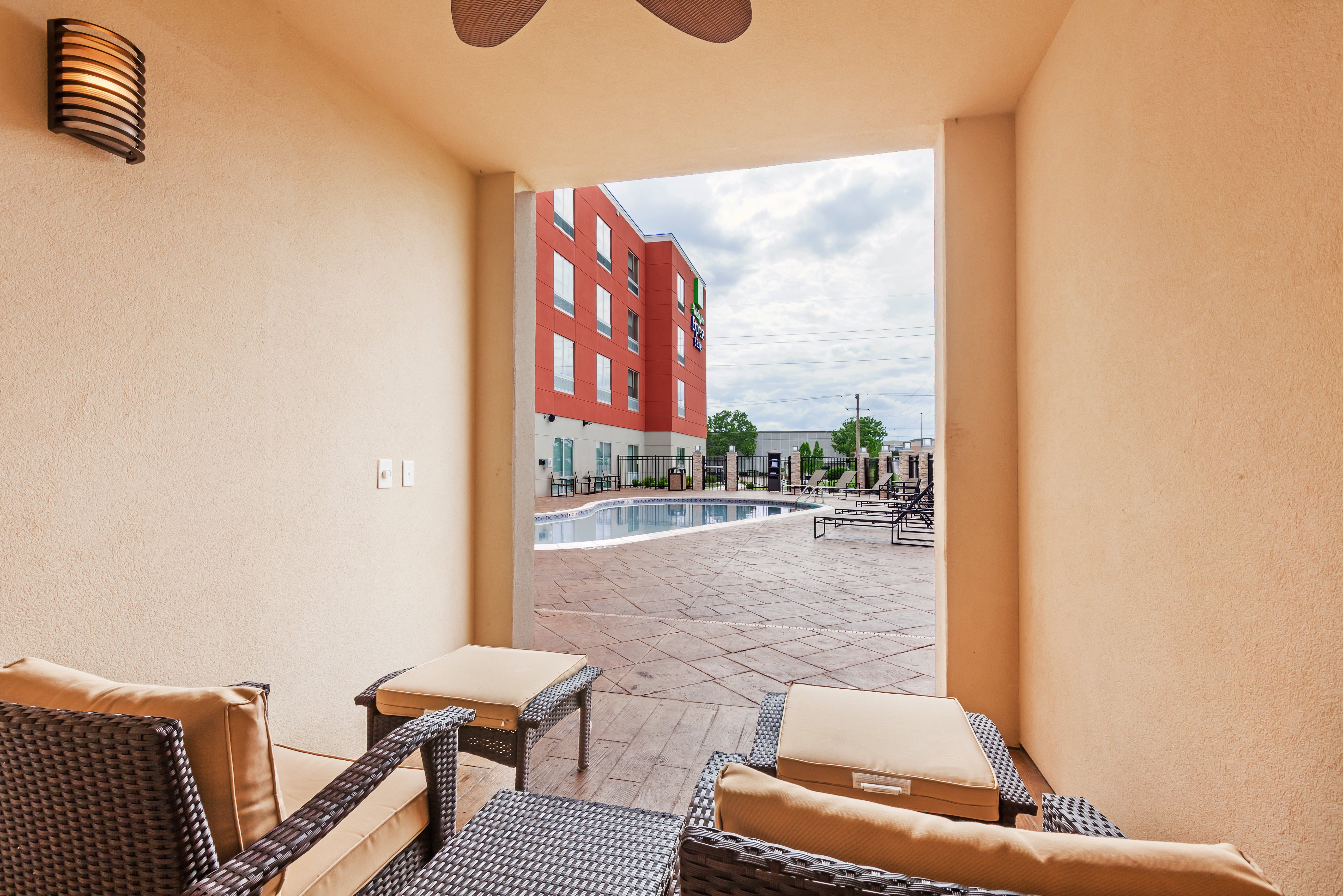 HOLIDAY INN EXPRESS & SUITES TULSA SOUTH - WOODLAND HILLS 29/62