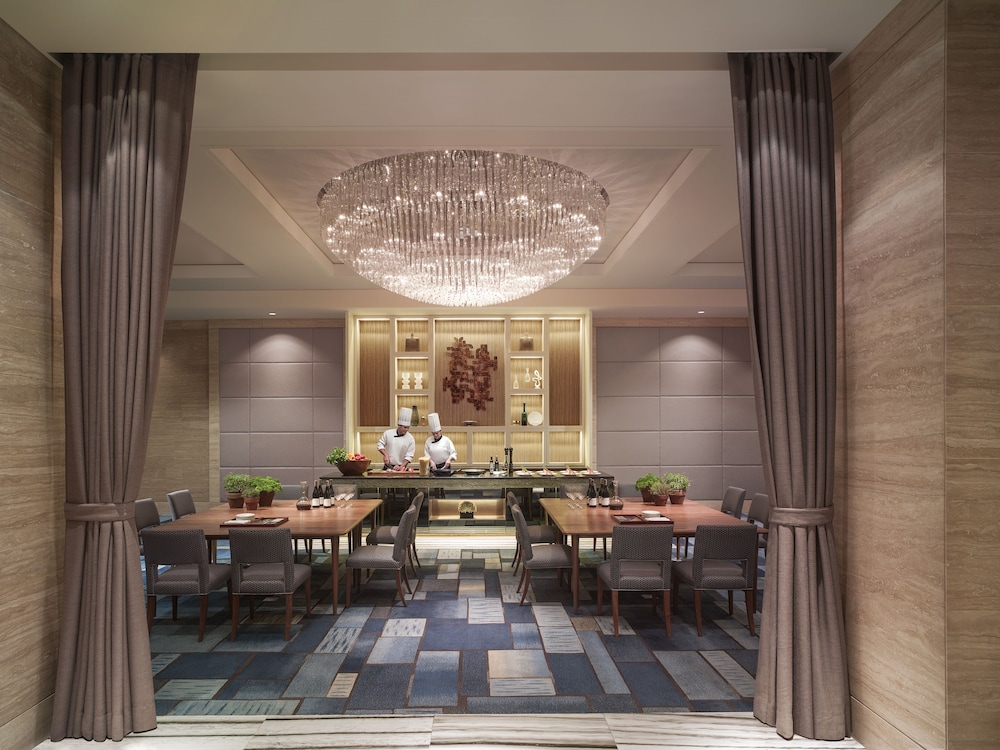 Makati Shangri-La 3/50