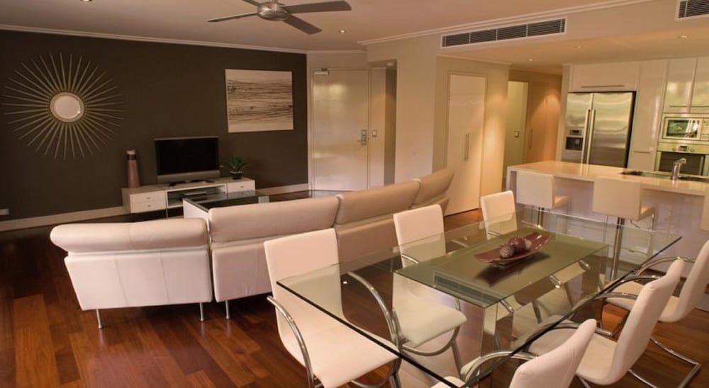 Mandalay Luxury Beachfront Apartments 32/59