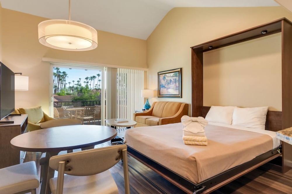 The Oasis Resort 24/76