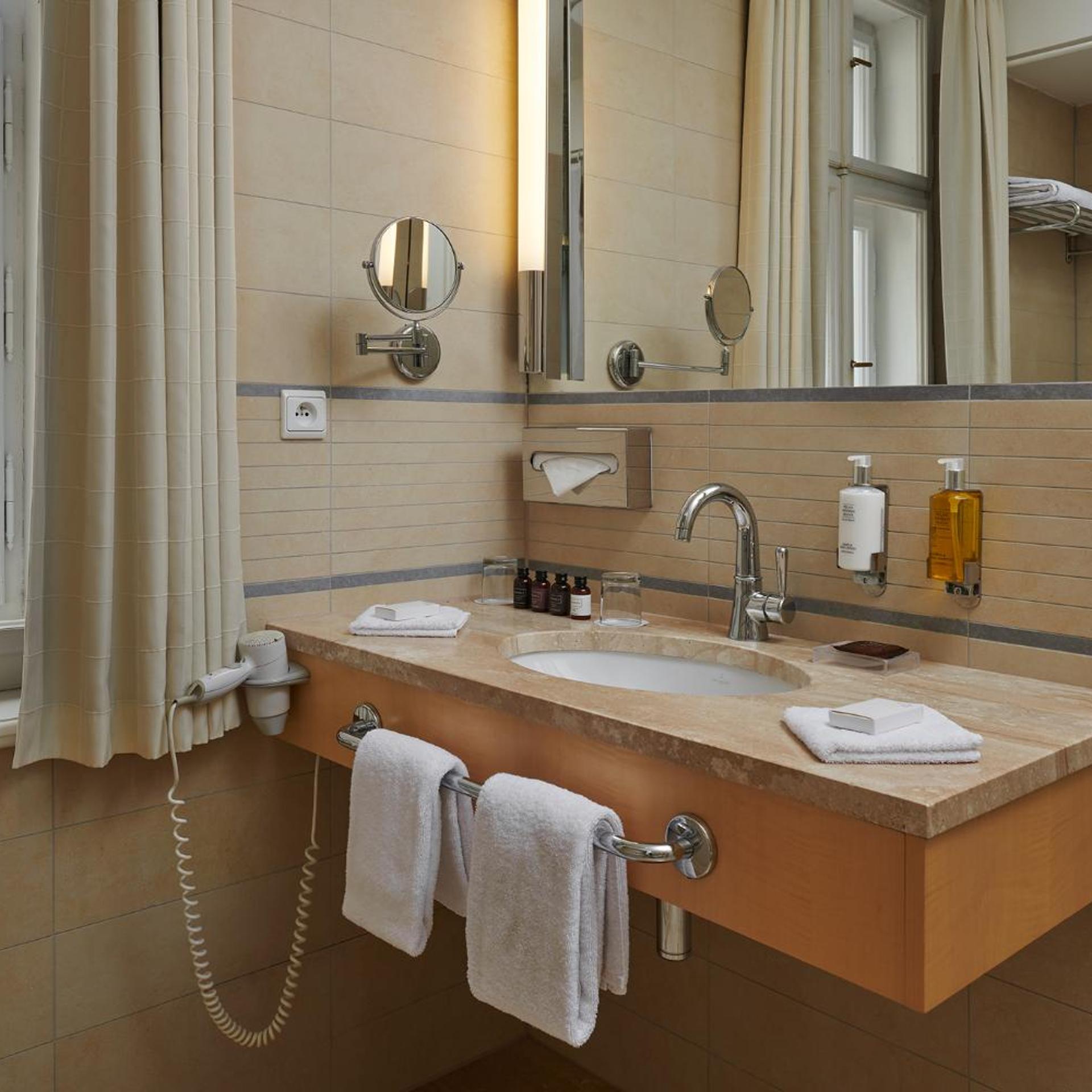 Standard, Double Bed, Atrium View، Ventana Hotel Prague 5/6