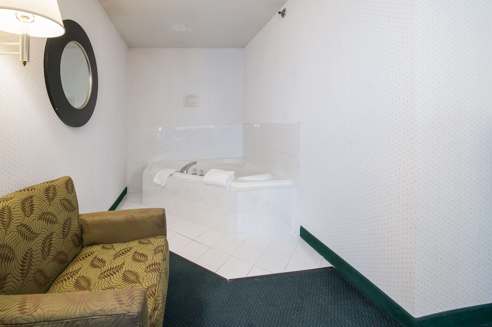 Rodeway Inn Urbana Champaign University Area 24/33
