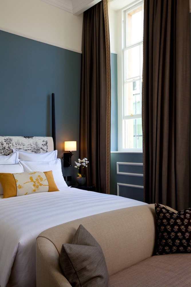 DELUXE, QUEEN BED