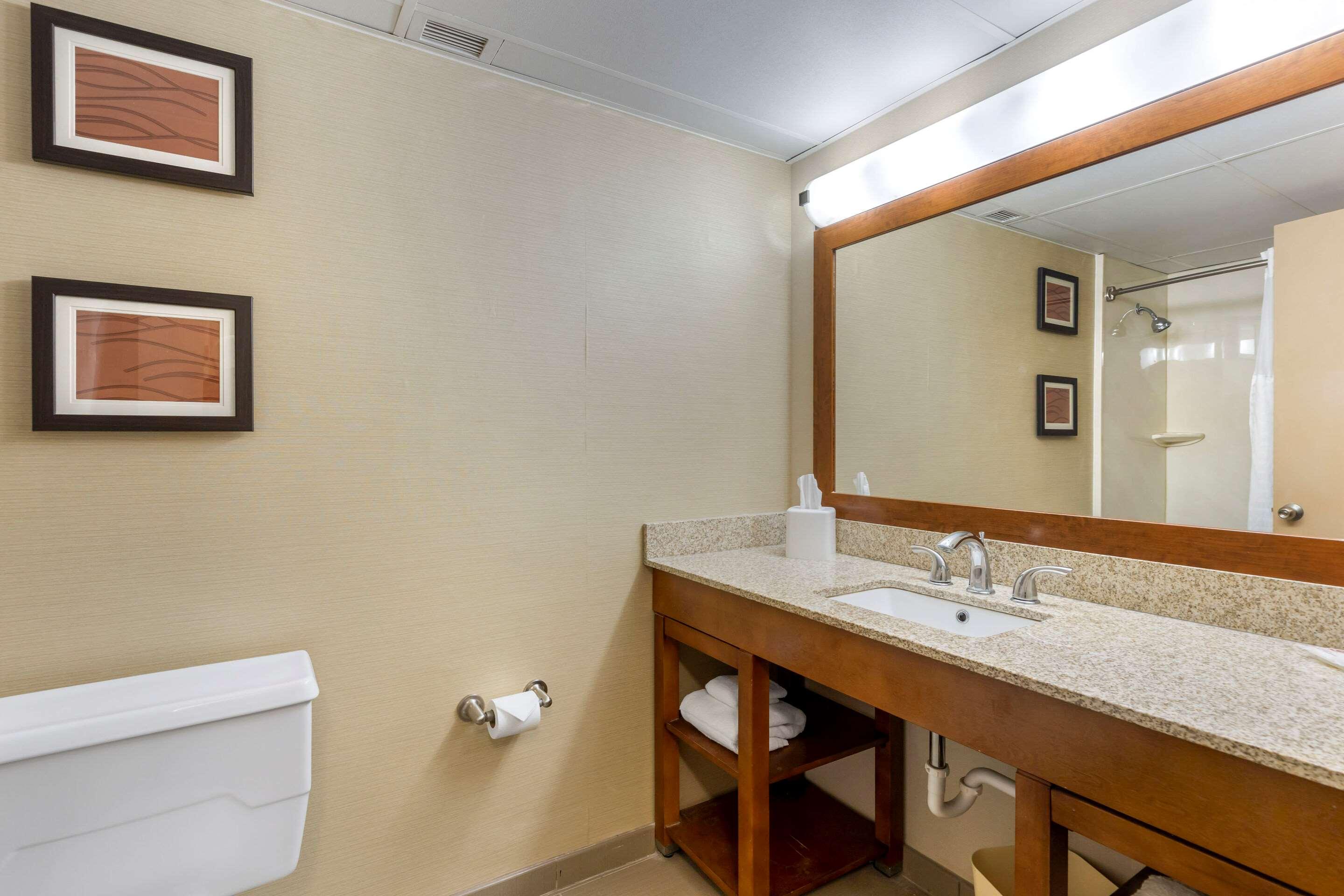 جناح بسرير كينج، Comfort Inn St. Louis - Westport Event Center 6/7