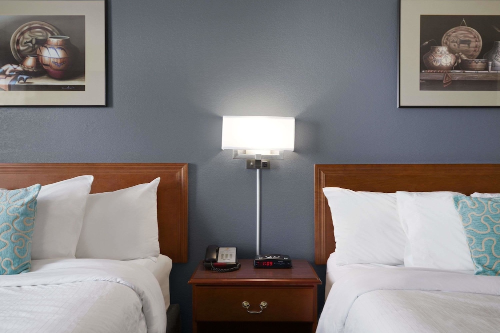 Super 8 by Wyndham Whitecourt 10/30