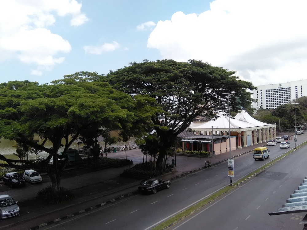 Kuching Waterfront Lodge 5/40