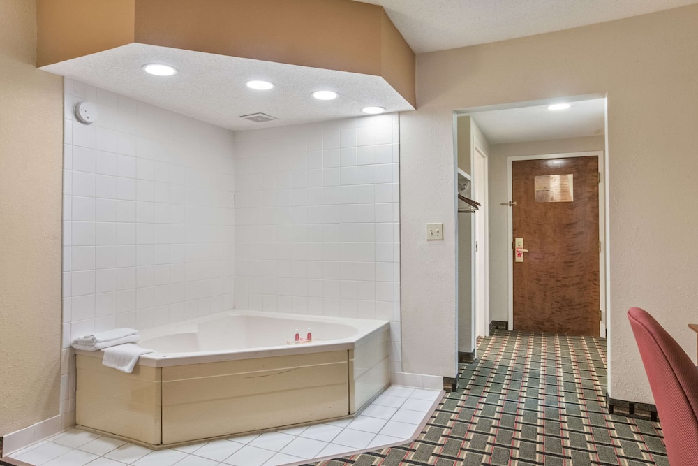 Econo Lodge Inn & Suites Marietta near Dobbins ARB 17/45
