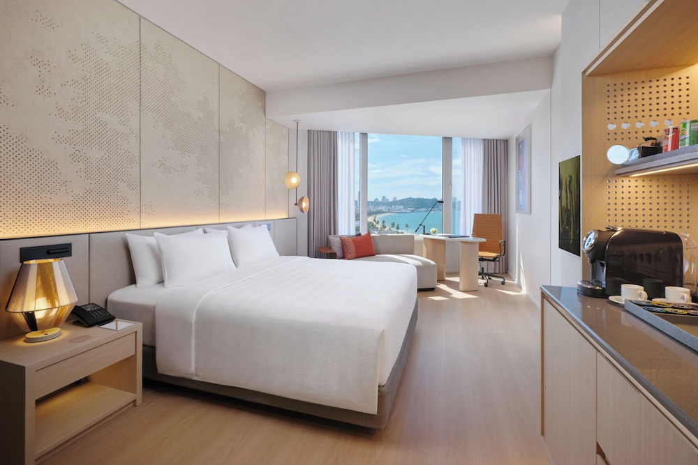 Royal, Rock, King Bed, Sea View، Hard Rock Hotel Pattaya 6/10