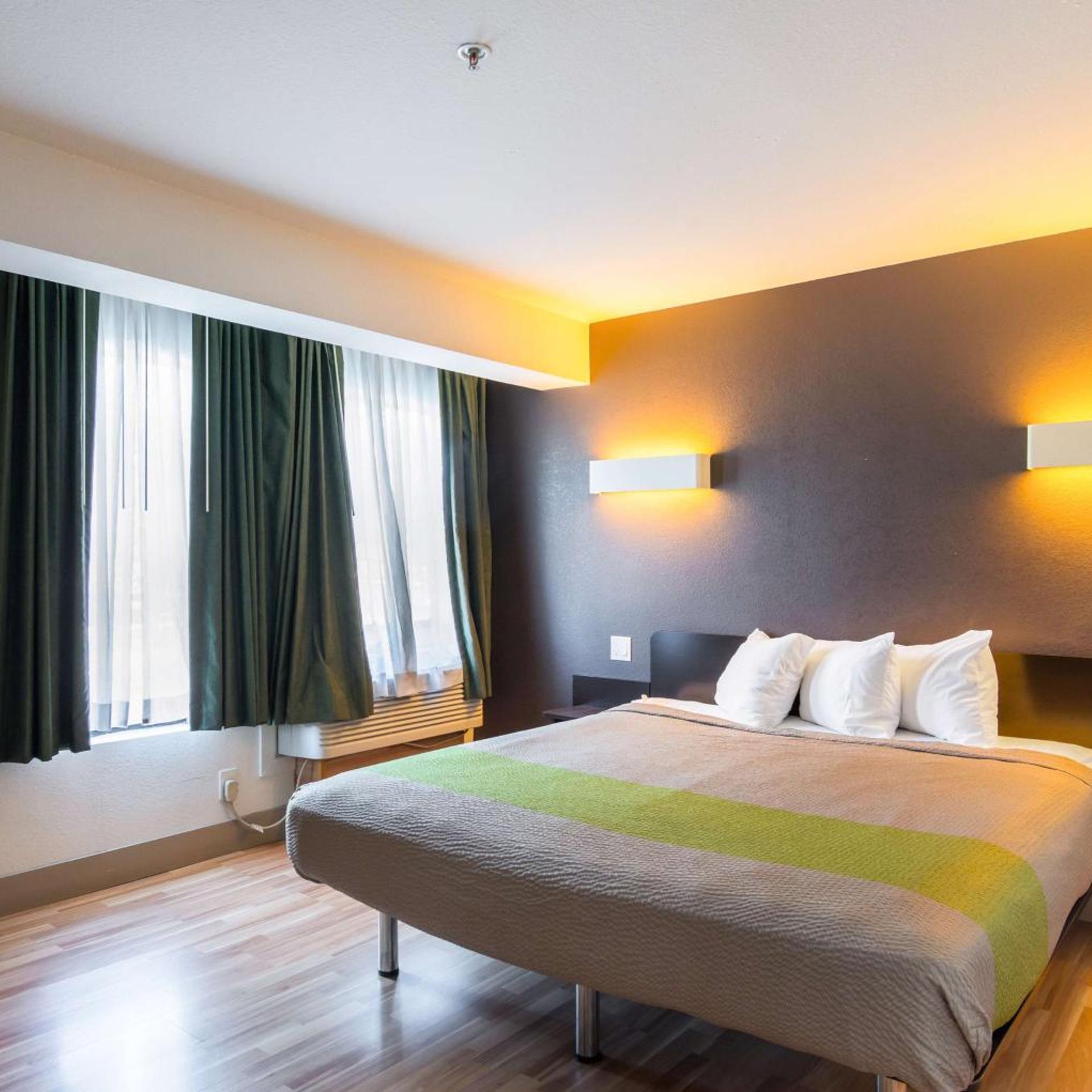 1 Queen Bed - Mob Acc RI Shwr Nsmk Micfridg