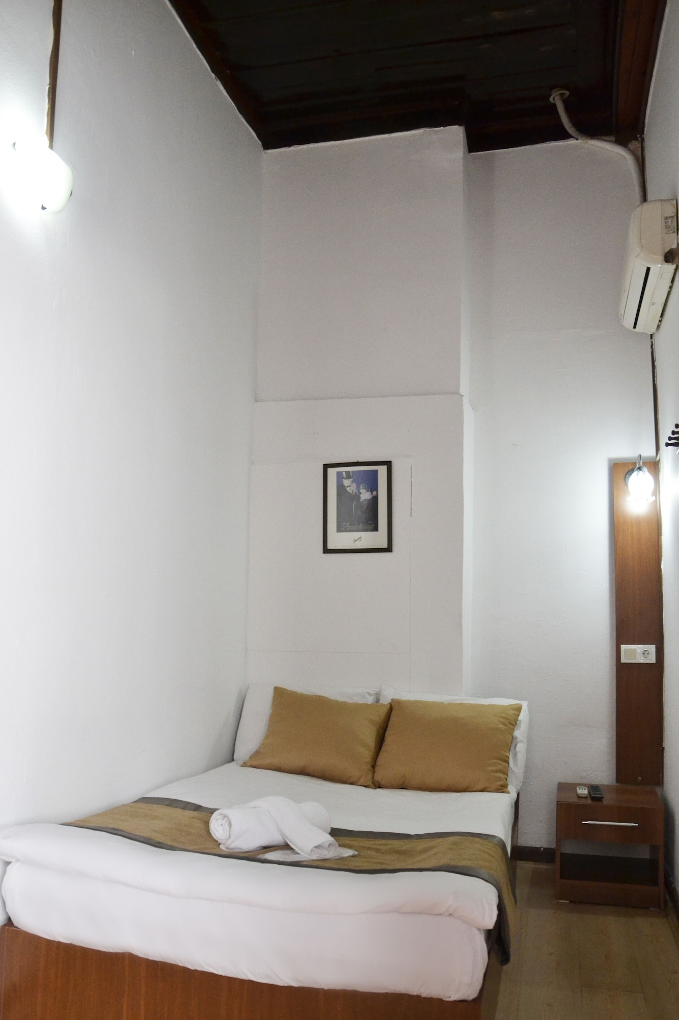 ROOM, SINGLE, NO WINDOW