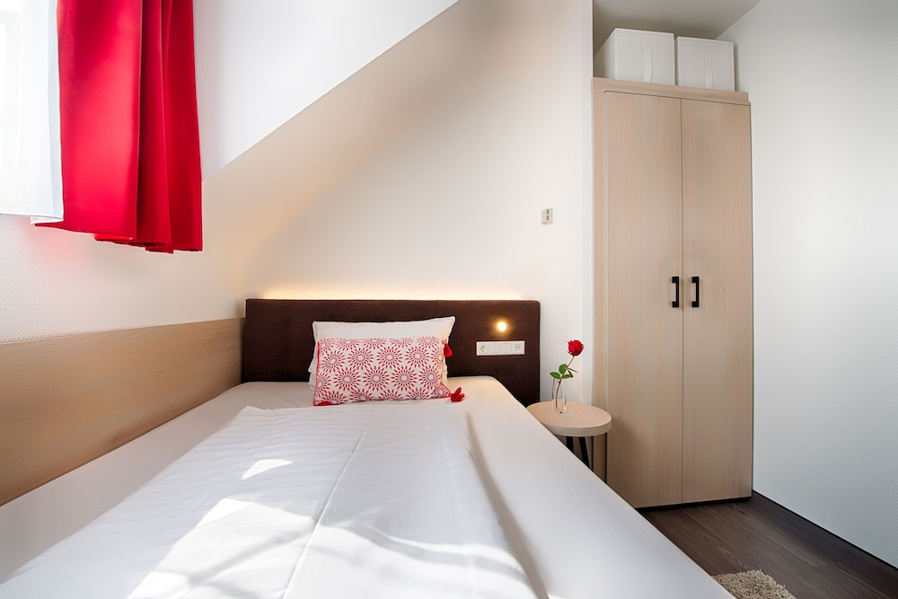 ROOM, SINGLE, QUEEN BED
