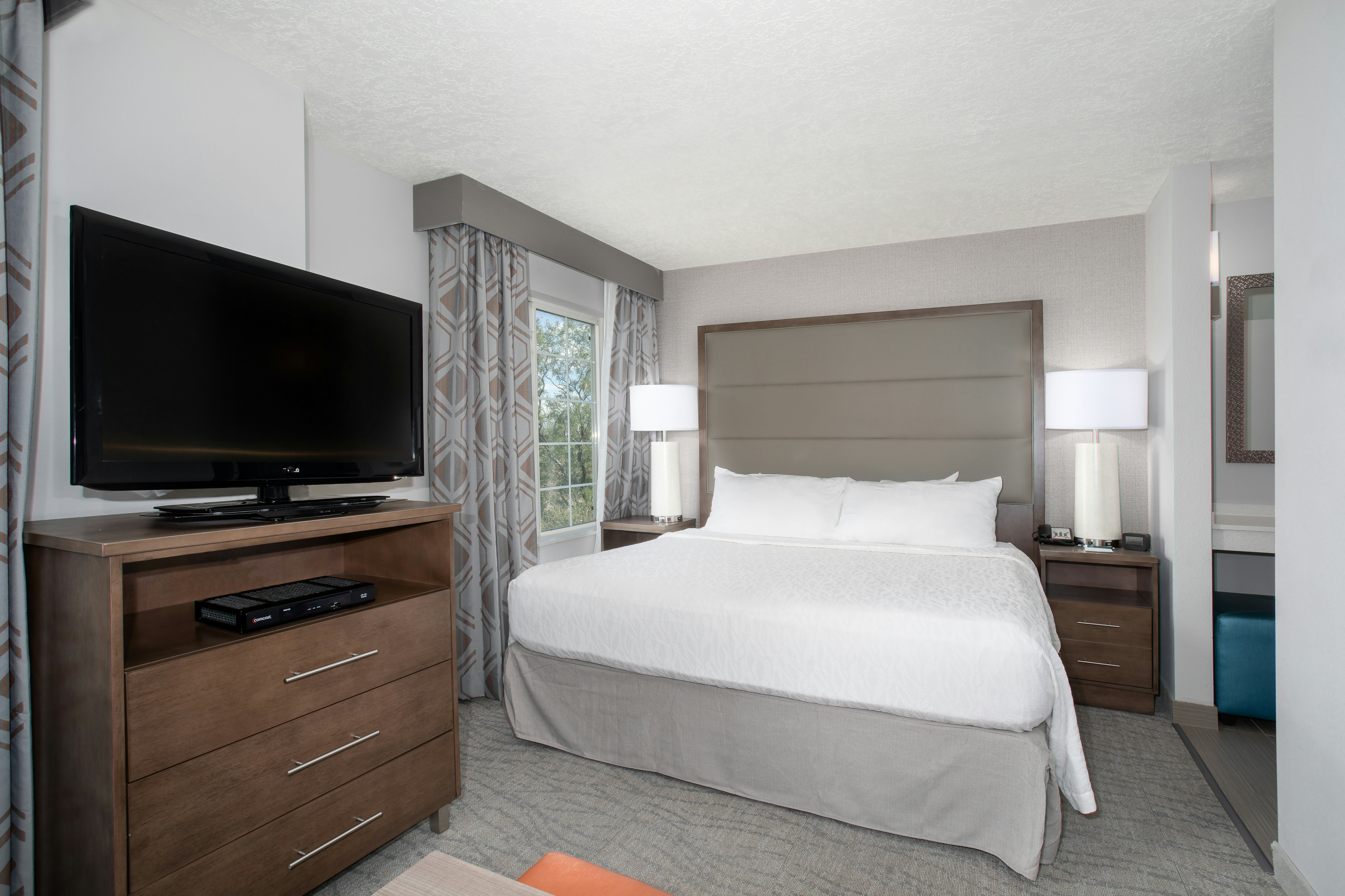 STUDIO, SUITE, KING BED