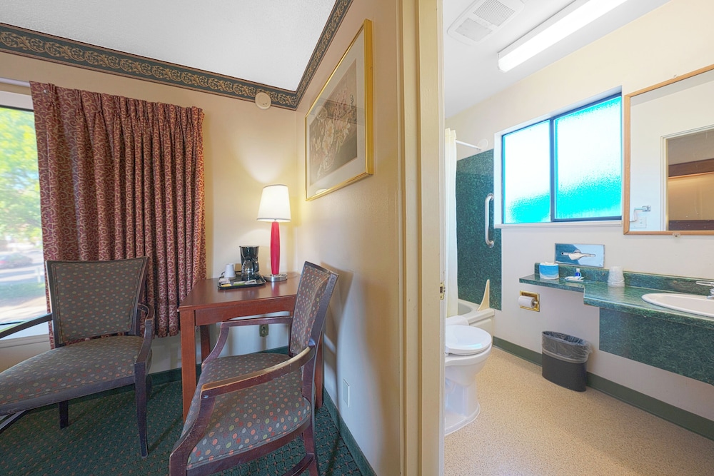 Econo Lodge Convention Center 24/39