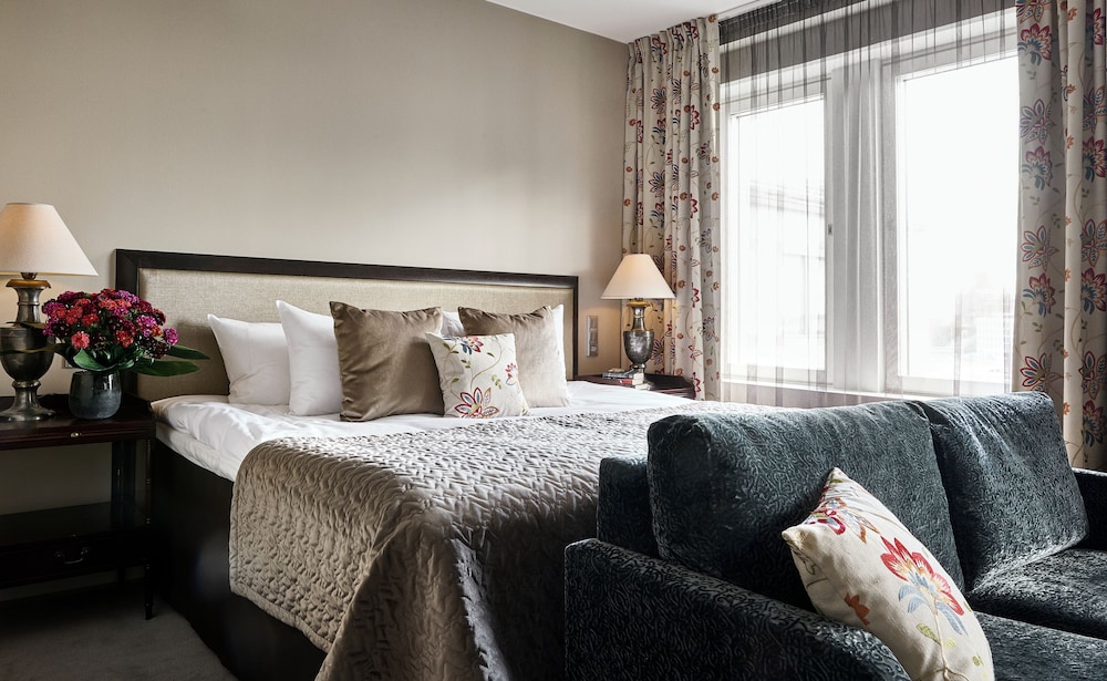 GRAND, DELUXE, HARBOUR VIEW