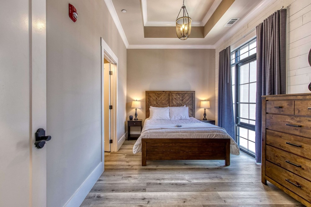 New Hotel Collection Smoky Mountains 10/50