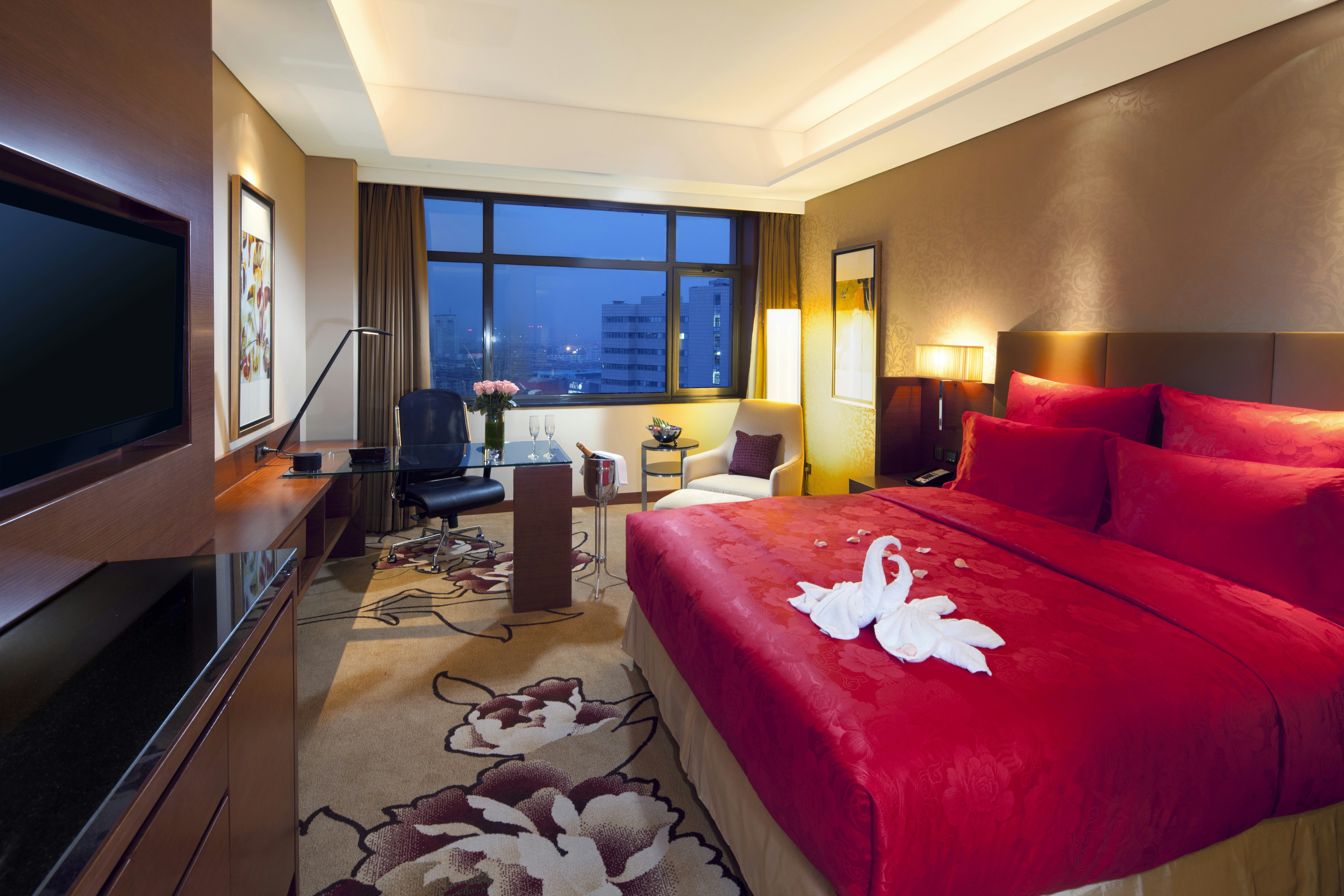 GUEST ROOM, KING BED