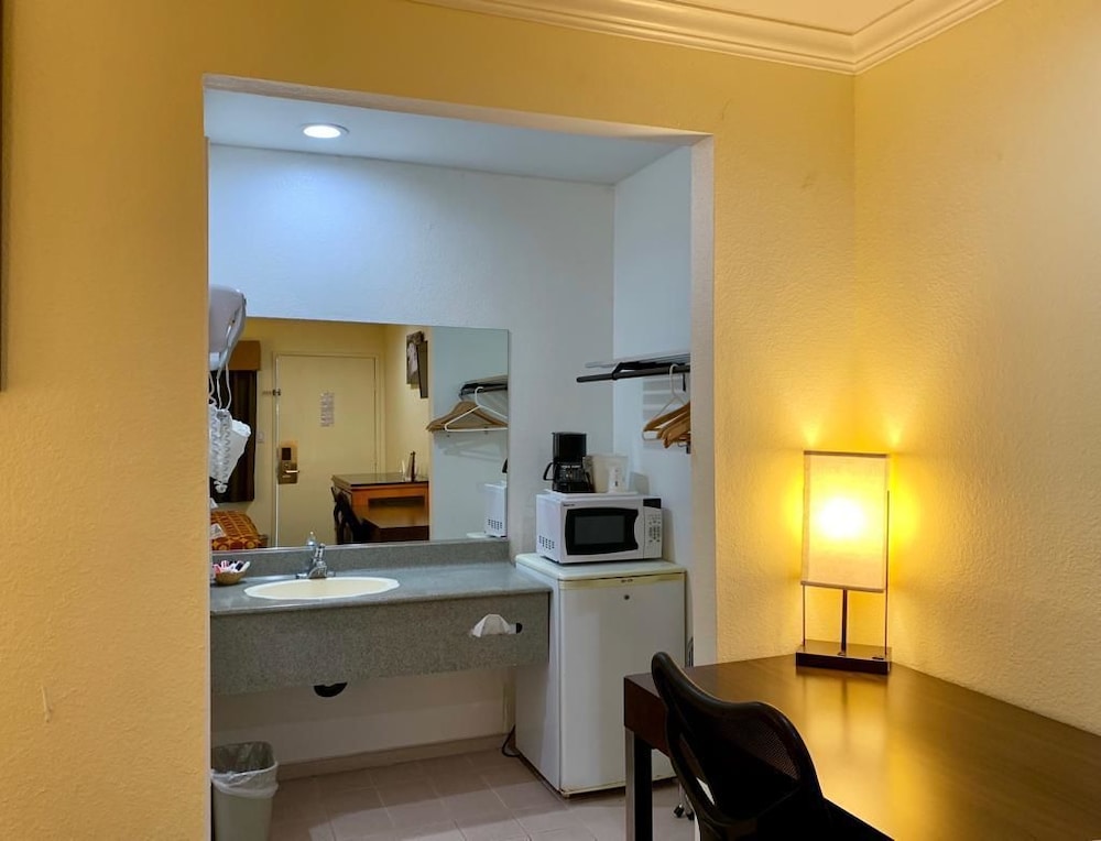 Travelodge by Wyndham Fullerton Near Anaheim 25/38