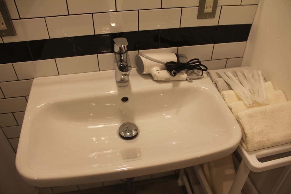 The Next Door Hostel Lower East Nine 83/84