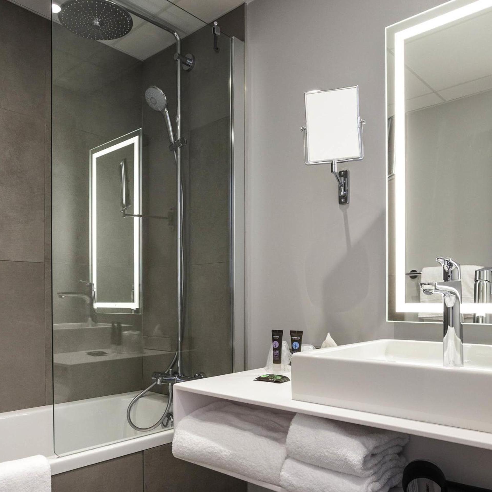 غرفة سوبيريور بسرير كوين مع أريكة، Novotel Annecy Centre 4/4