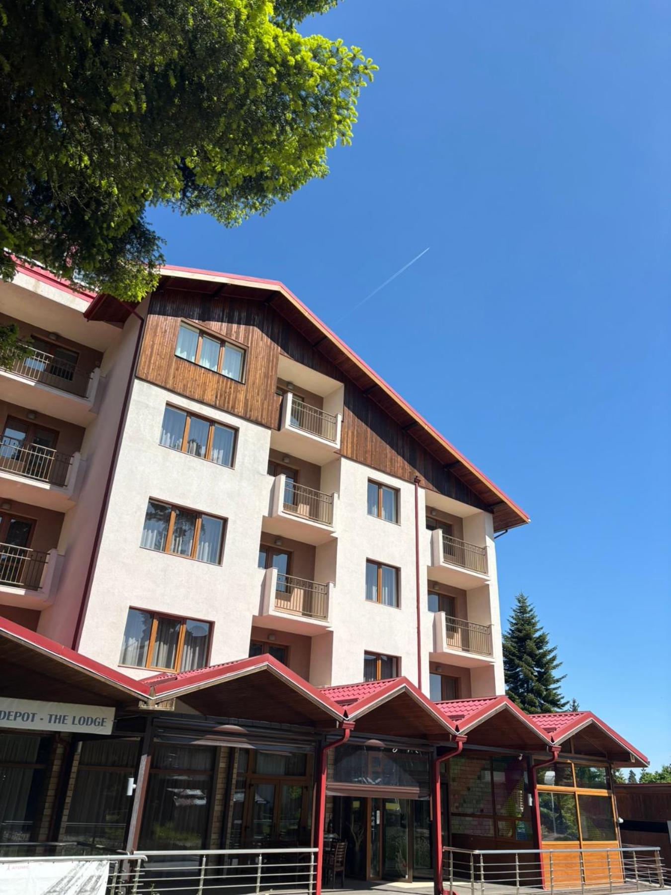 The Lodge Hotel 2/50