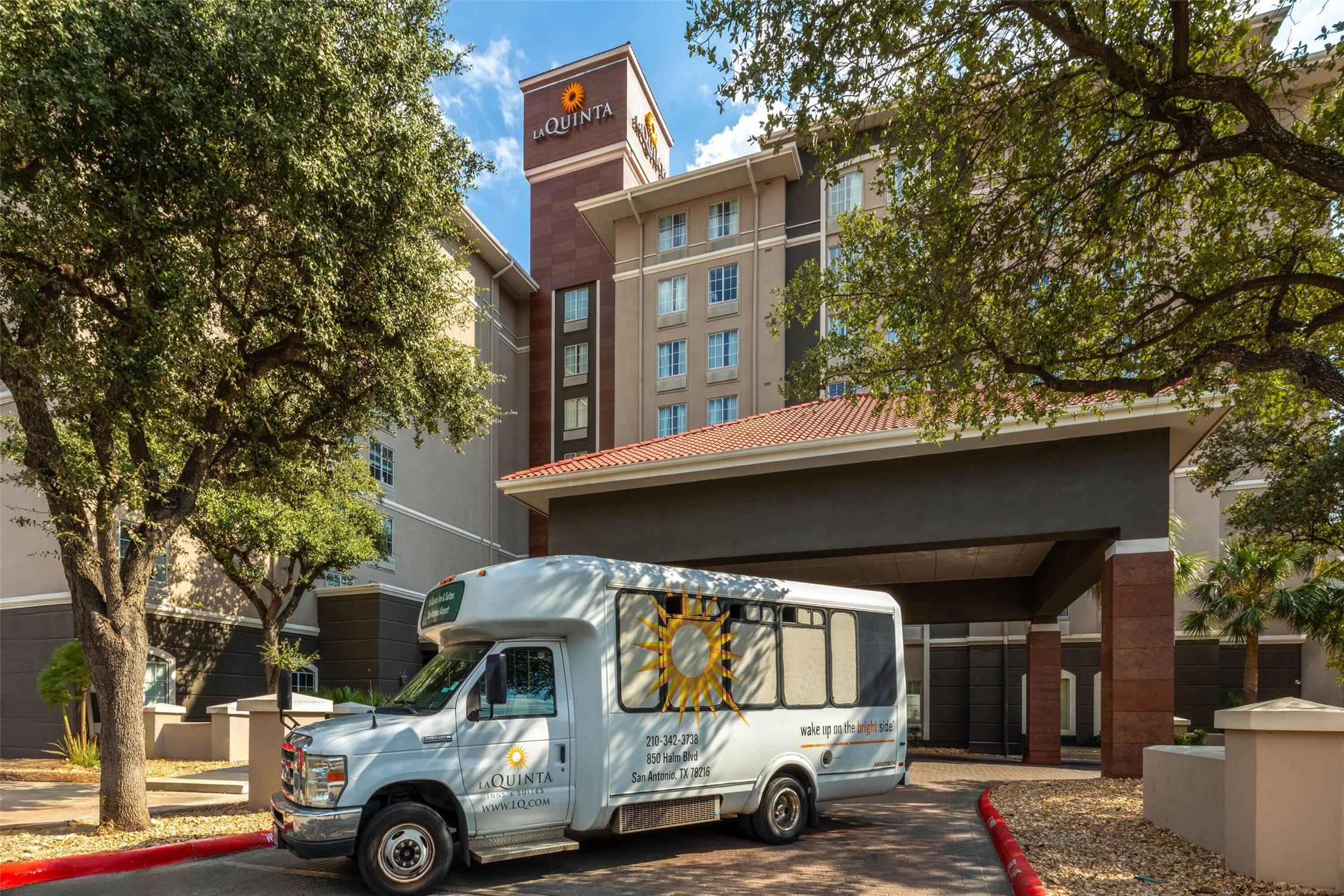 La Quinta Inn & Suites by Wyndham San Antonio Airport 57/63