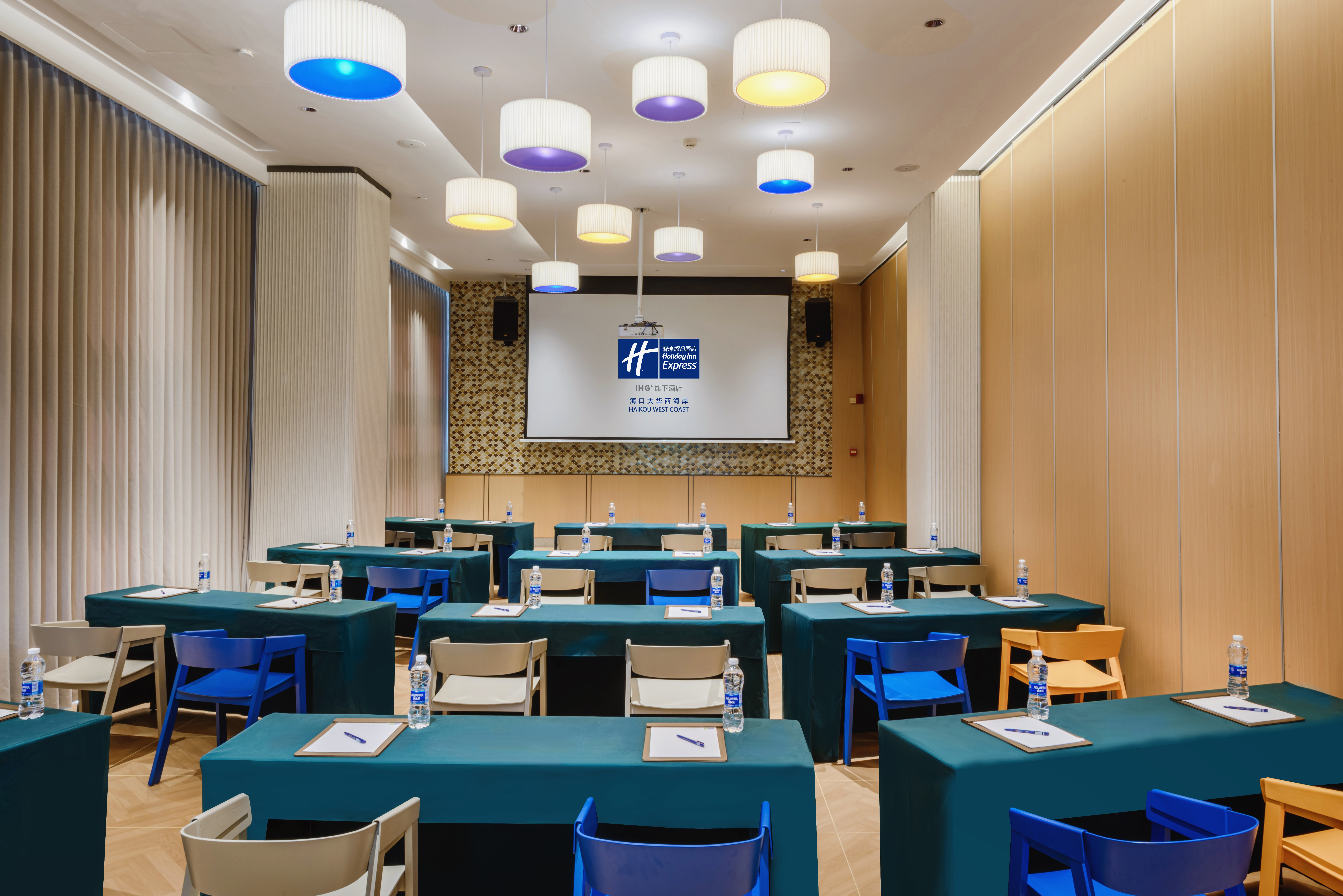 HOLIDAY INN EXPRESS HAIKOU WEST COAST 30/50