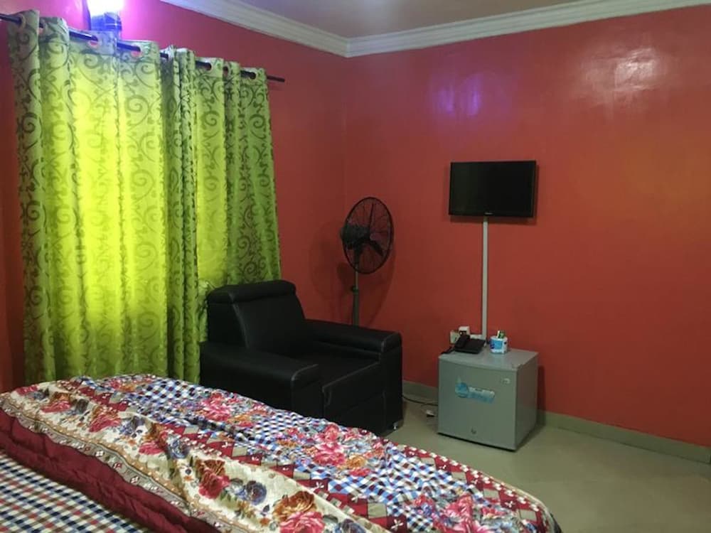 غرفة أساسية بسرير كينج