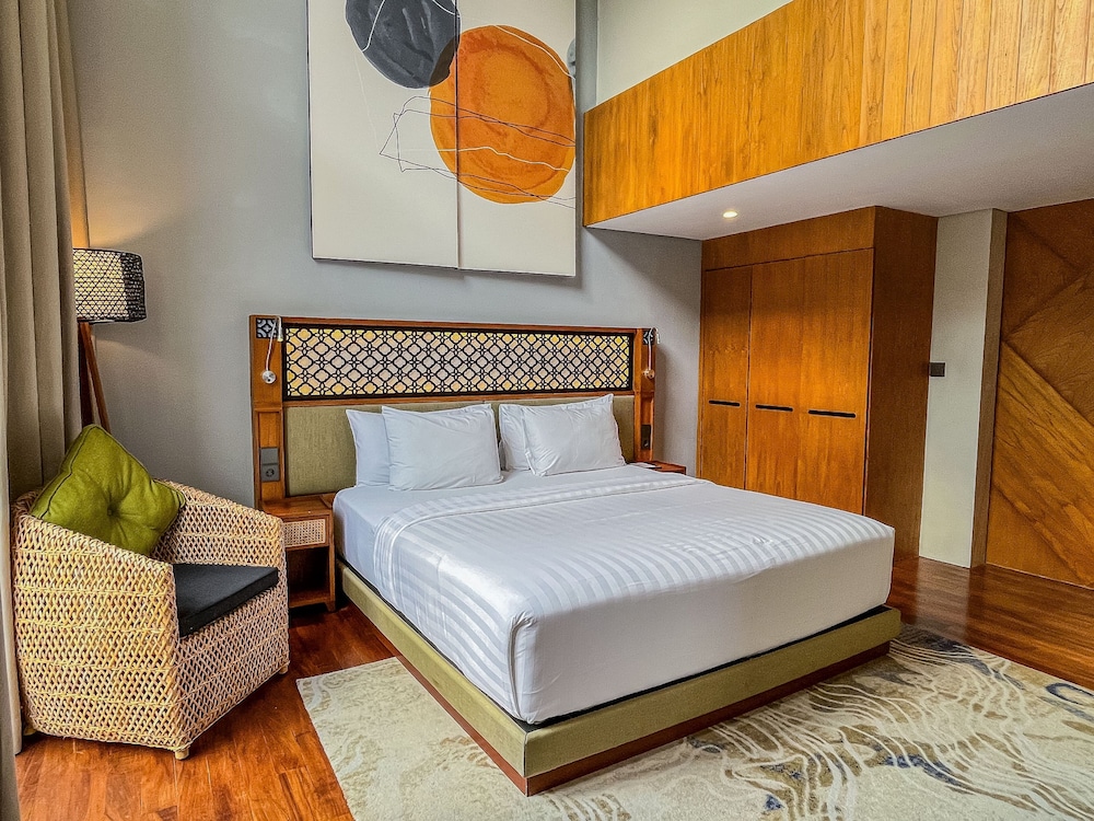 2 BEDROOMS, SUITE, PRIVATE POOL