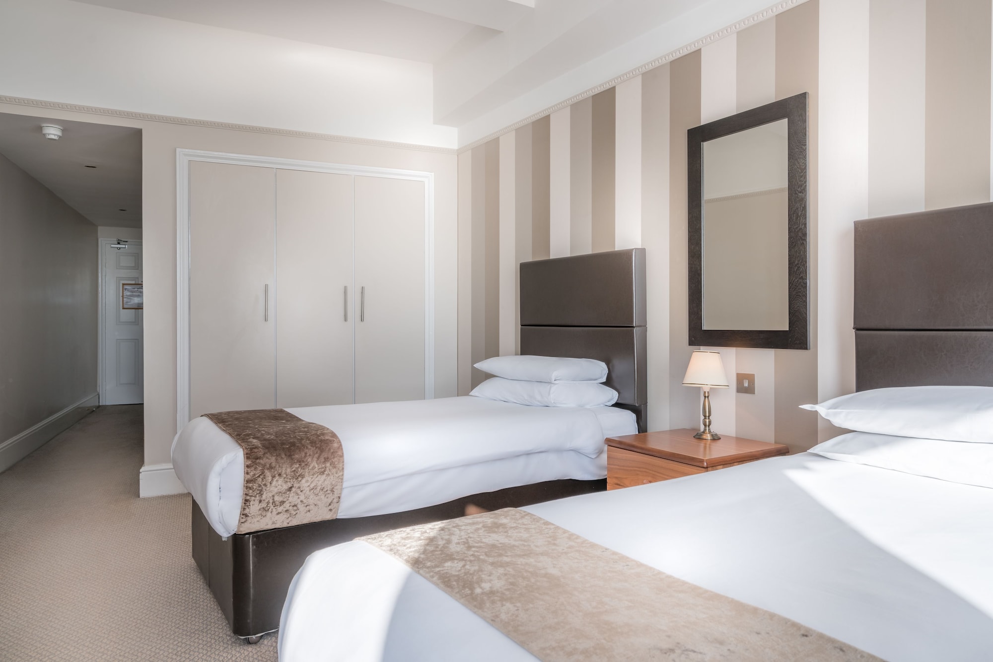 ROOM, TWIN BEDS