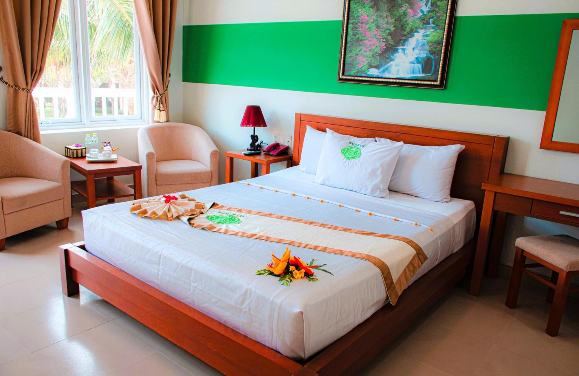 غرفة سوبيريور بسرير مزدوج بإطلالة على المسبح