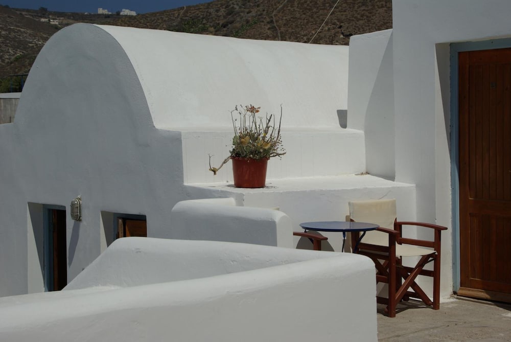 Akrotiri Hotel 25/50