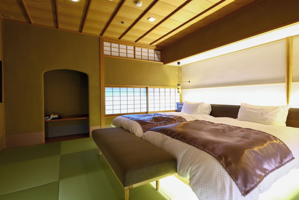 Twin Beds, Indoor Bath