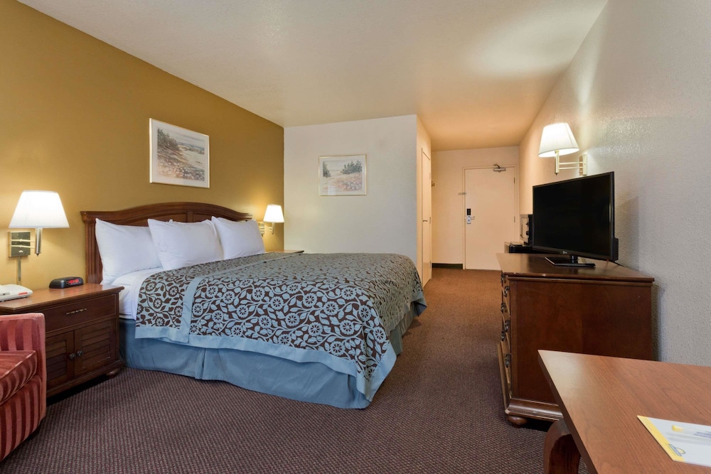 Days Inn by Wyndham Lathrop 8/37