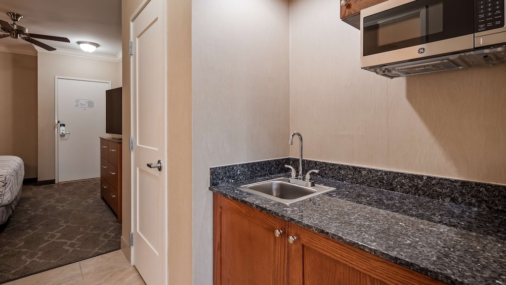 Best Western Plus Silver Saddle Inn 17/43