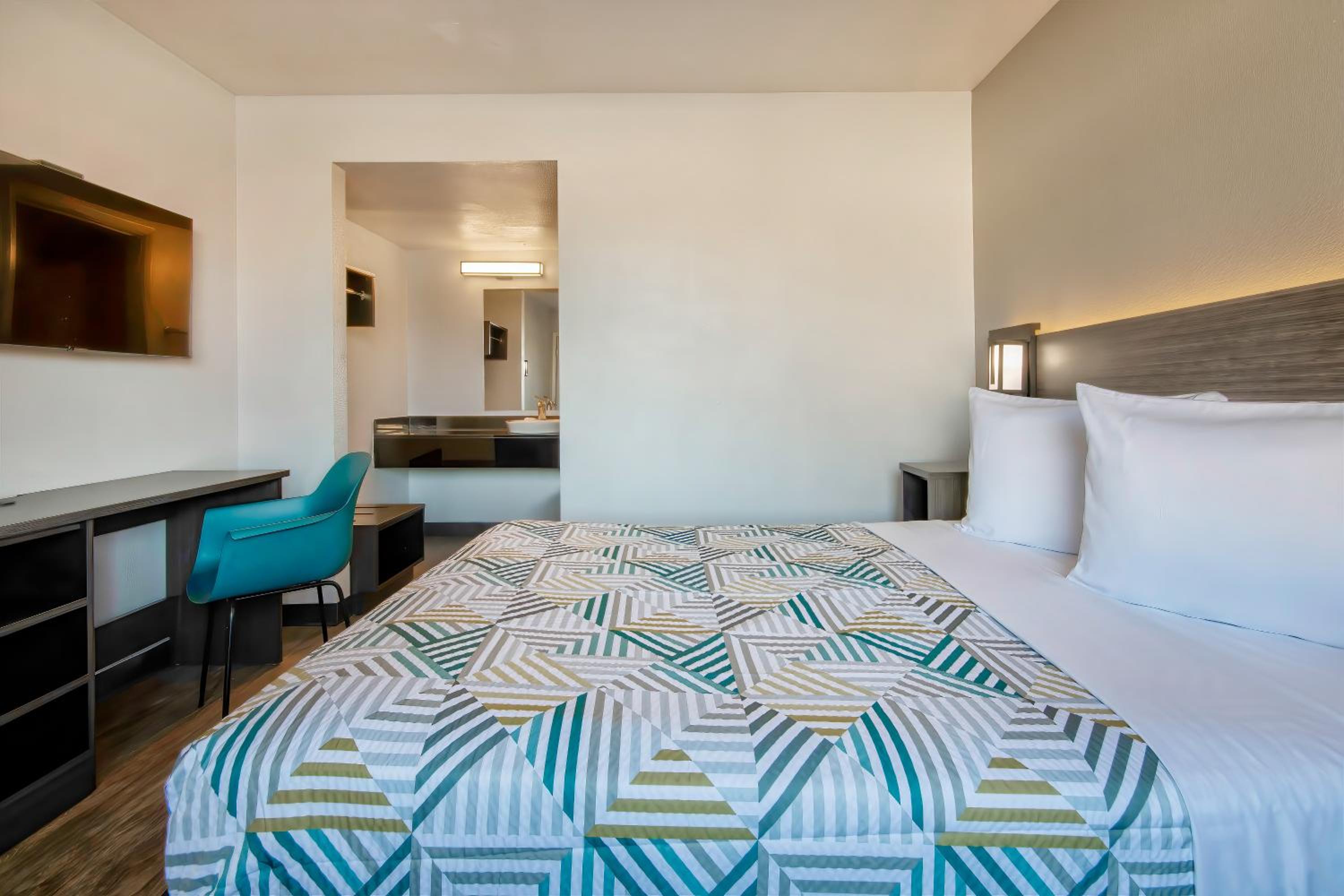 ROOM, QUEEN BED