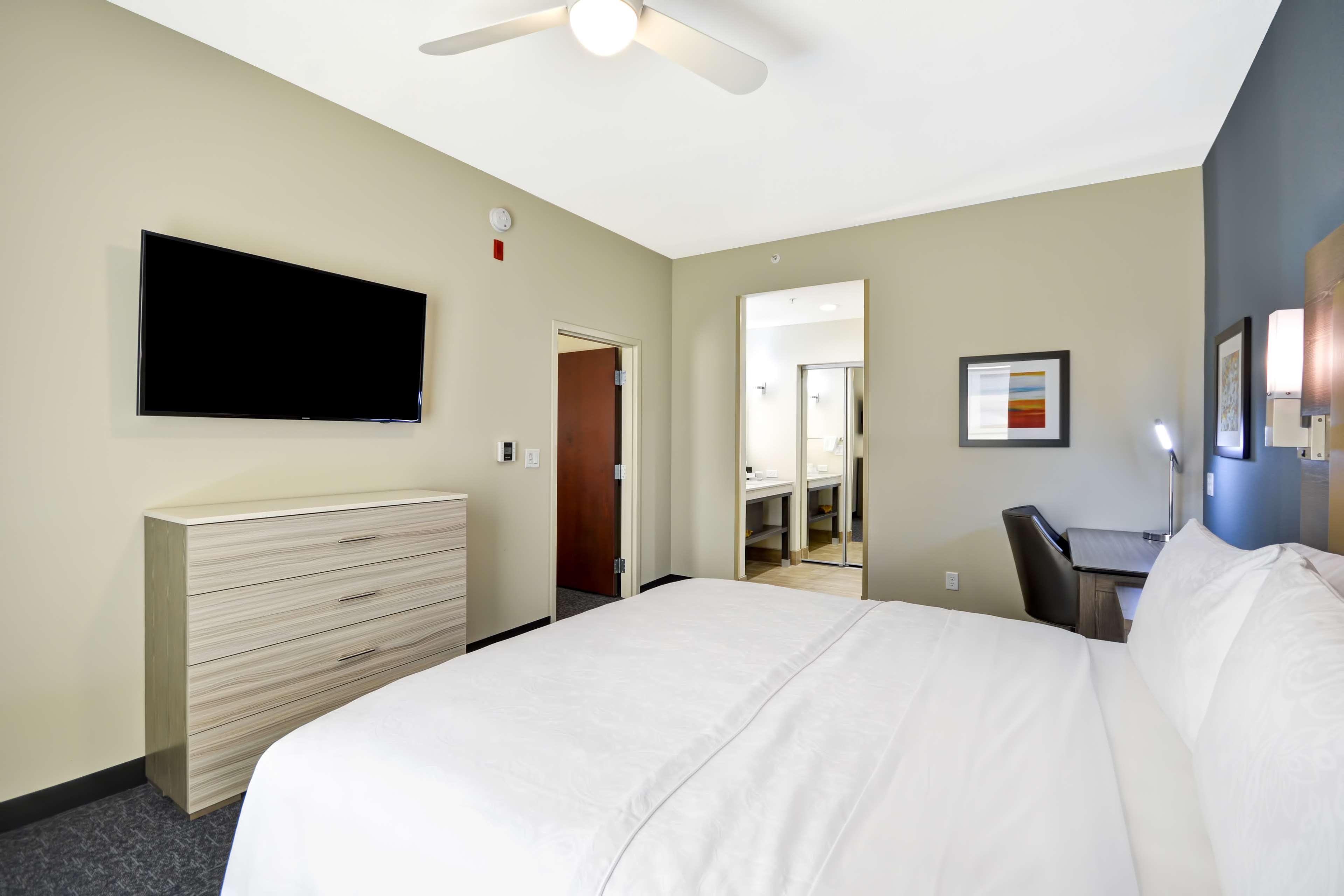 2 BEDROOMS, SUITE, KING BED, 2 QUEEN BEDS, 2 BATHROOMS
