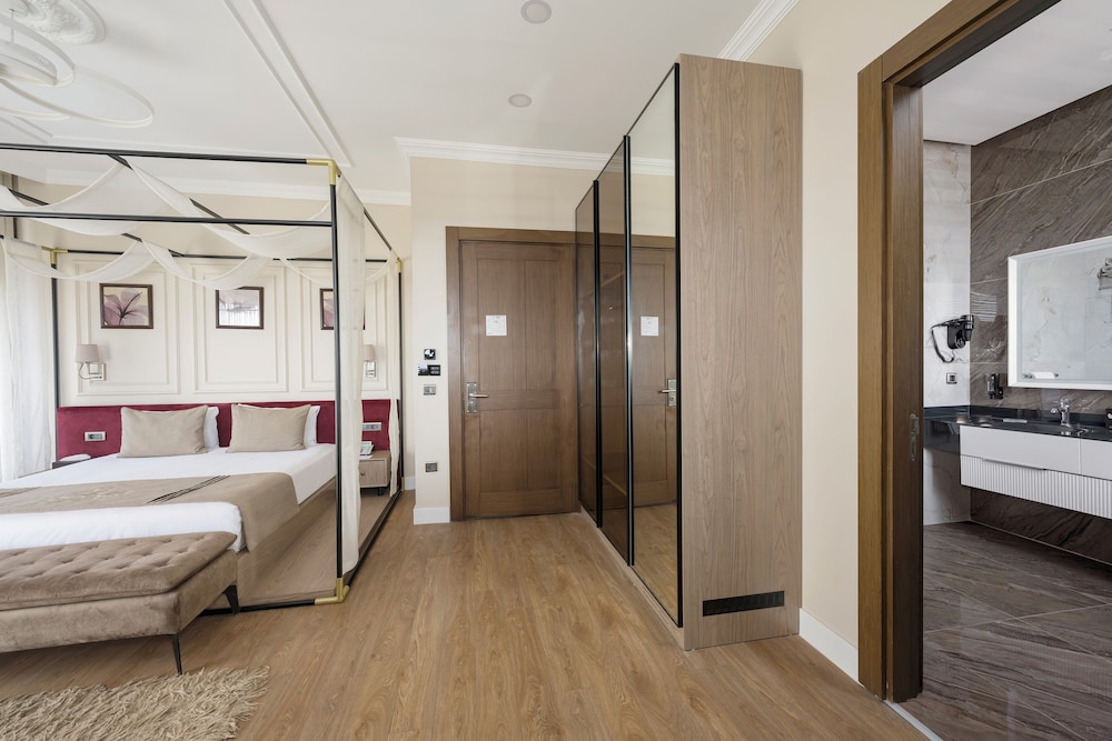 SUITE, KING BED