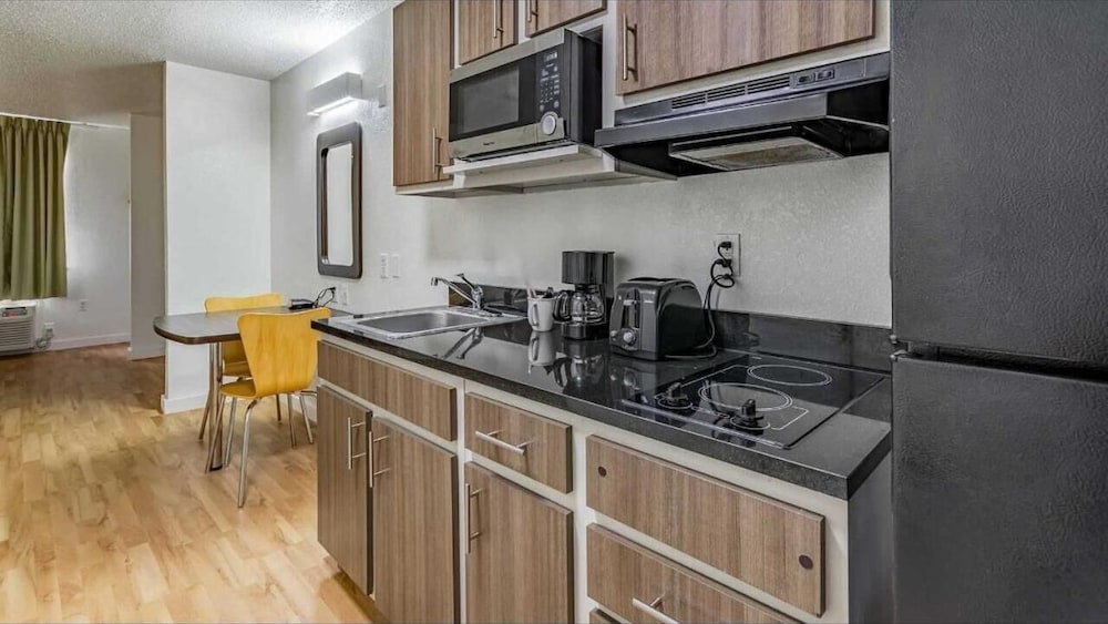 Suburban Studios Dallas Northwest Walnut Hill 22/49