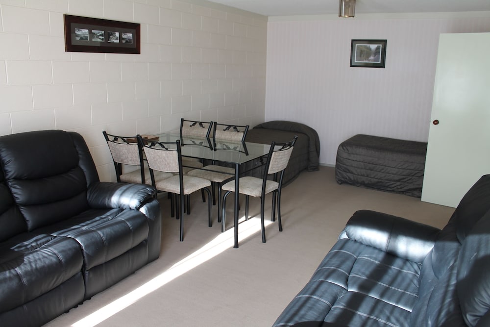 Riverview Motel 32/56