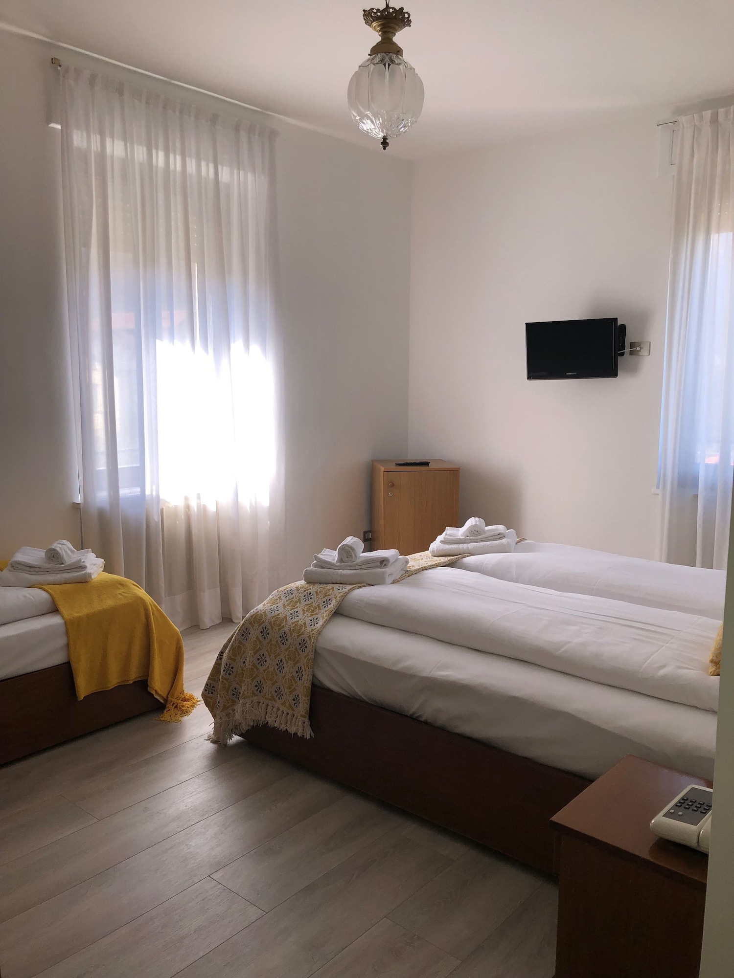 ROOM, TRIPLE, LAKE VIEW