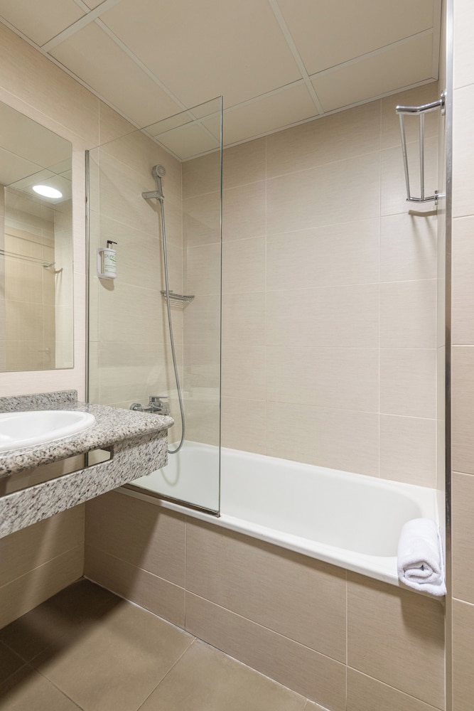 غرفة قياسية بفراش فوتون وسرير مزدوج وسرير فردي بشرفة، Eurosalou Hotel 10/10
