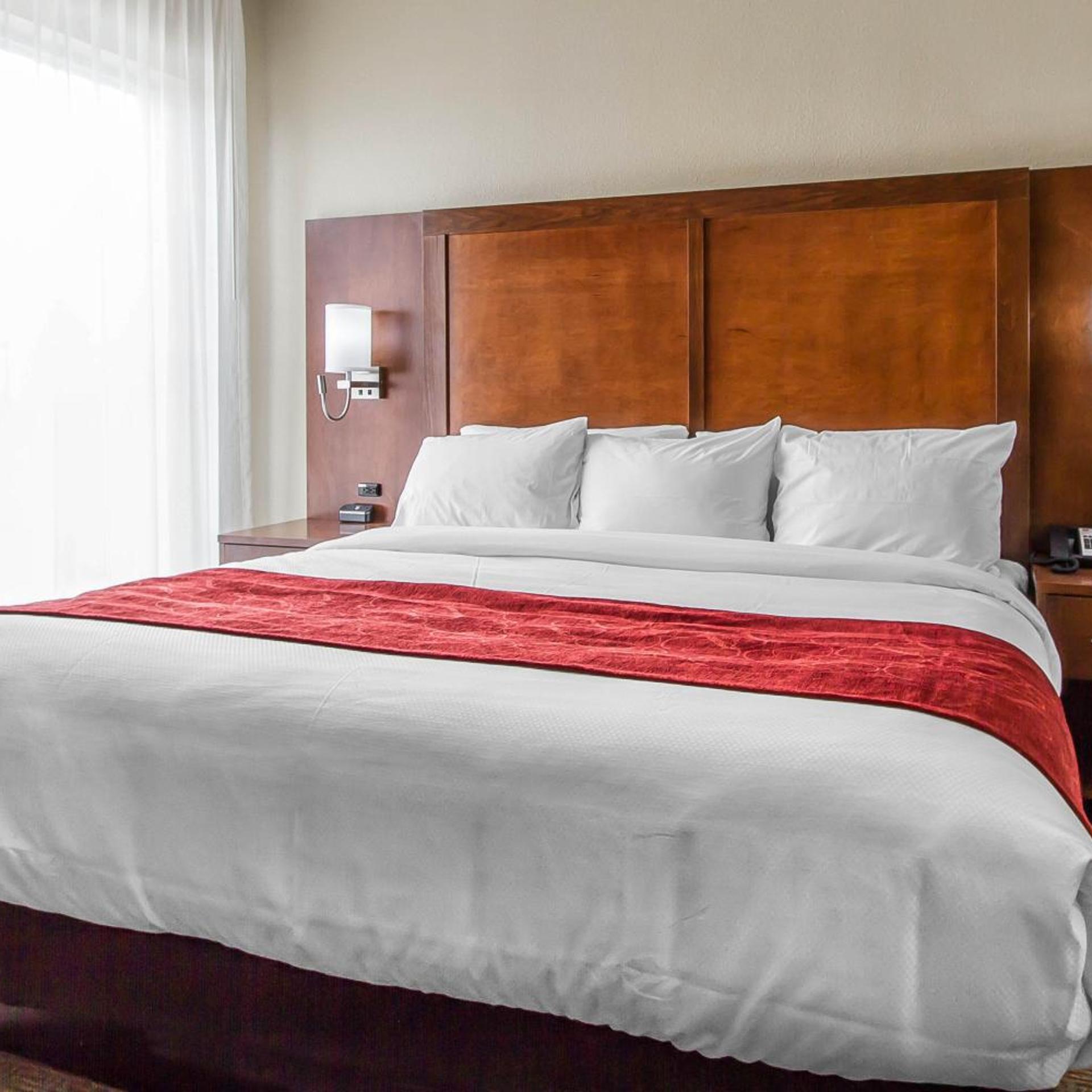 جناح بسرير كينج بحوض جاكوزي، Comfort Suites West Omaha, NE 2/4